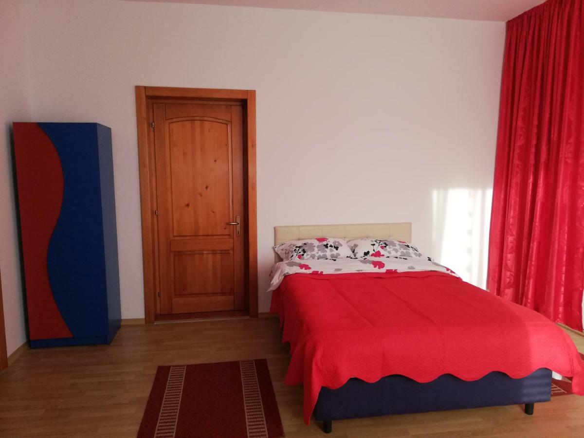 Pensiunea La Safari Târgu Neamț Buitenkant foto